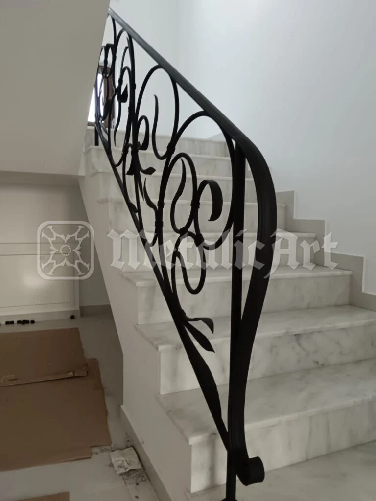 Rampa cu volute, pe treptele de marmură albă.
