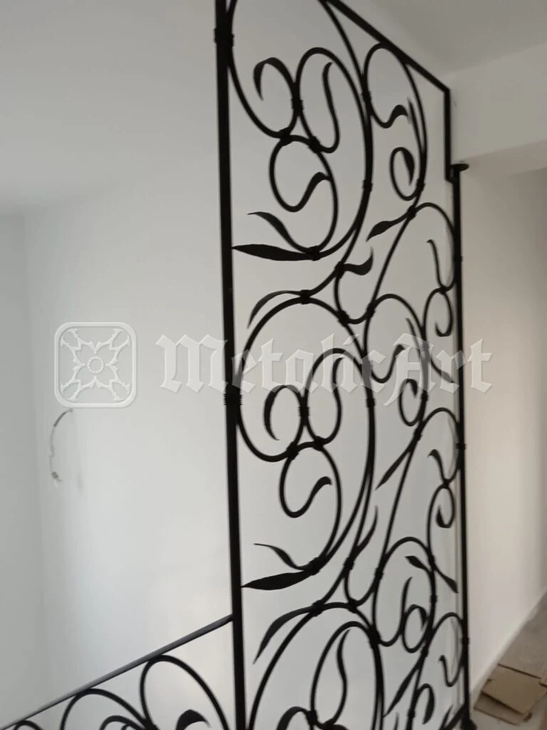 Panou înalt de balustradă, prins între perete și mâna curentă.