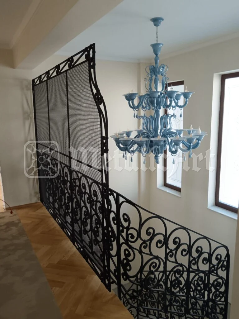 Balustrada de-a lungul coridorului de la etaj, lângă fereastră.
