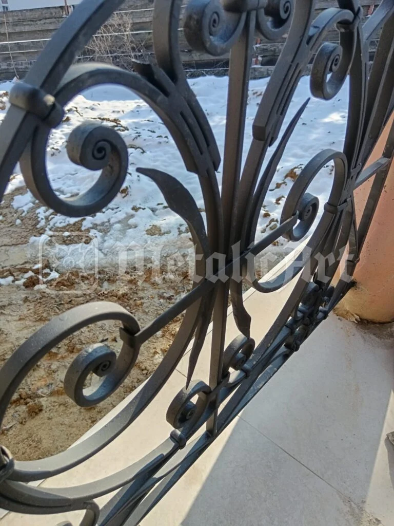 Capătul panoului, cu volutele desfăcute ca un evantai.