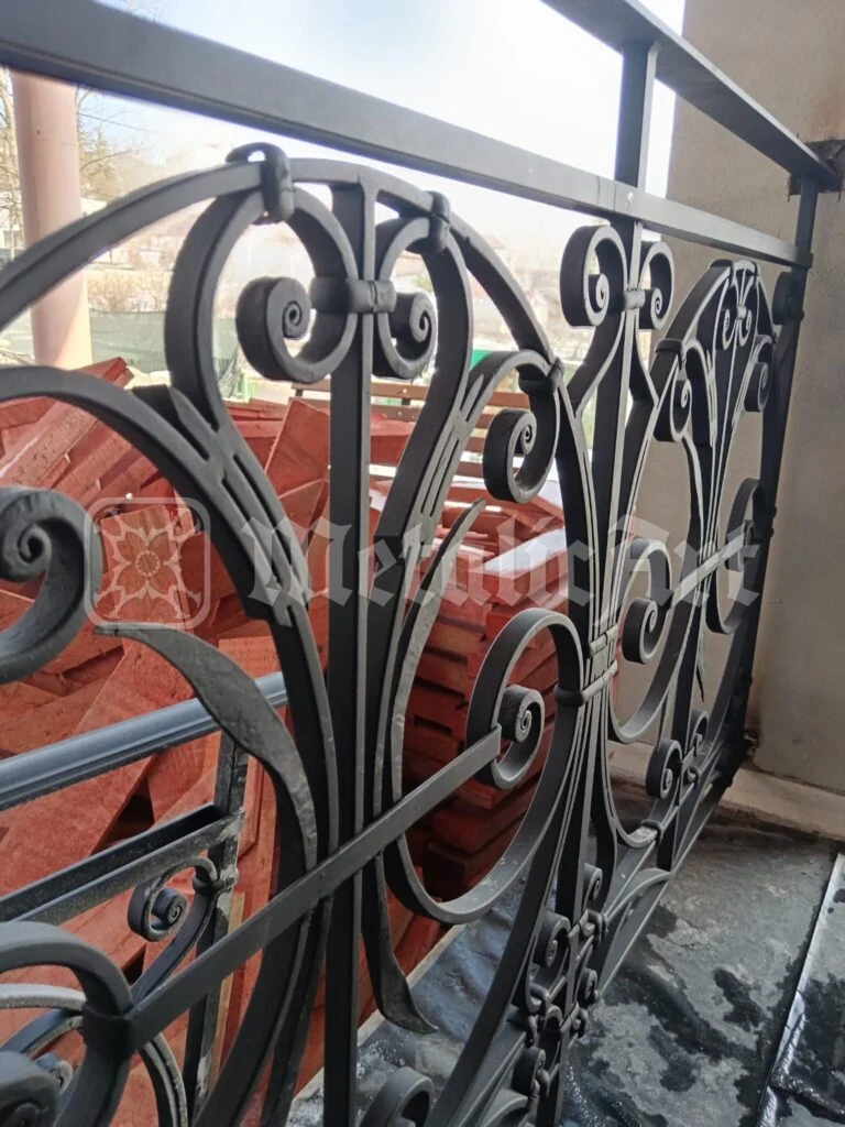 Balustradă interioară din fier forjat, cu volute mari