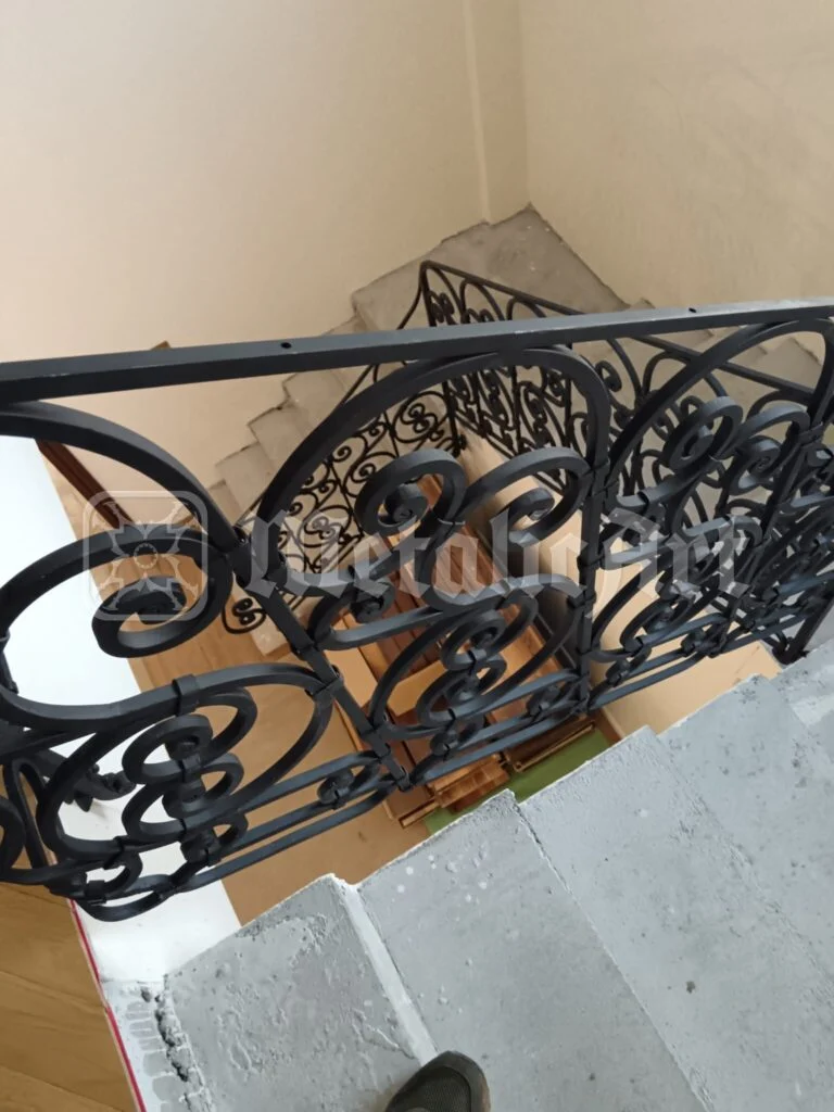 Panourile de volute de deasupra treptelor, văzute de pe podest.