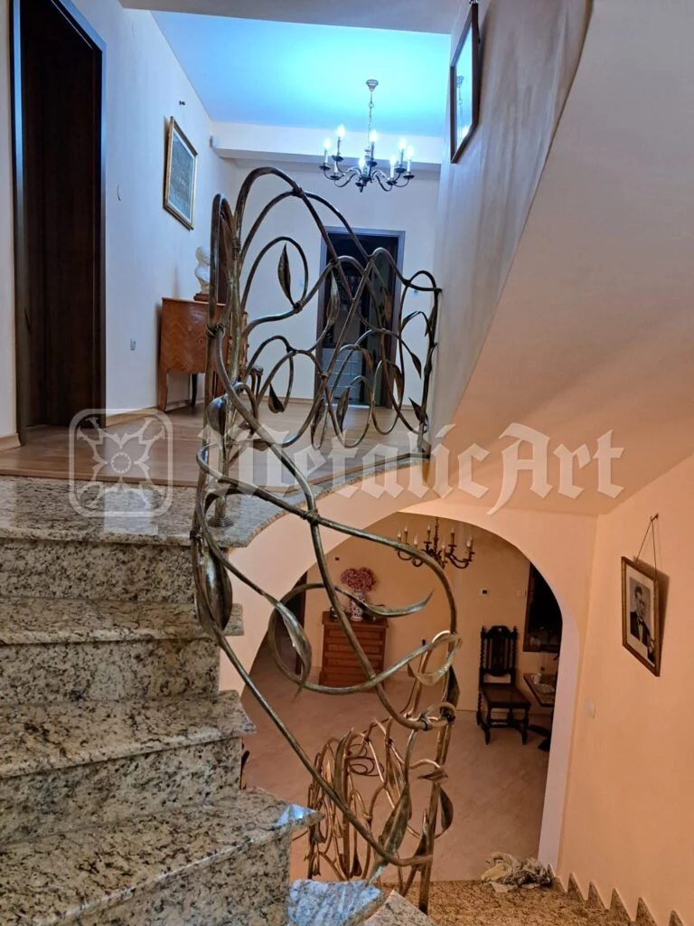 Balustrada podestului, văzută de sus, deasupra arcadei spre sufragerie.