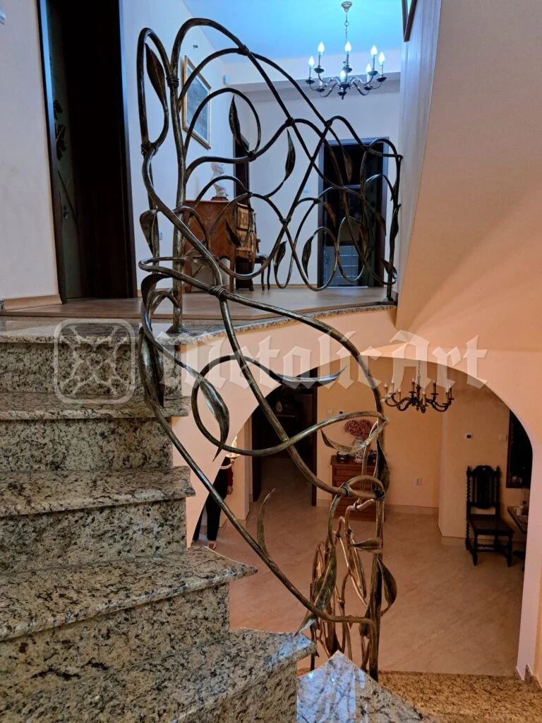 Balustrada din capul scării, cu oglinda din spate.
