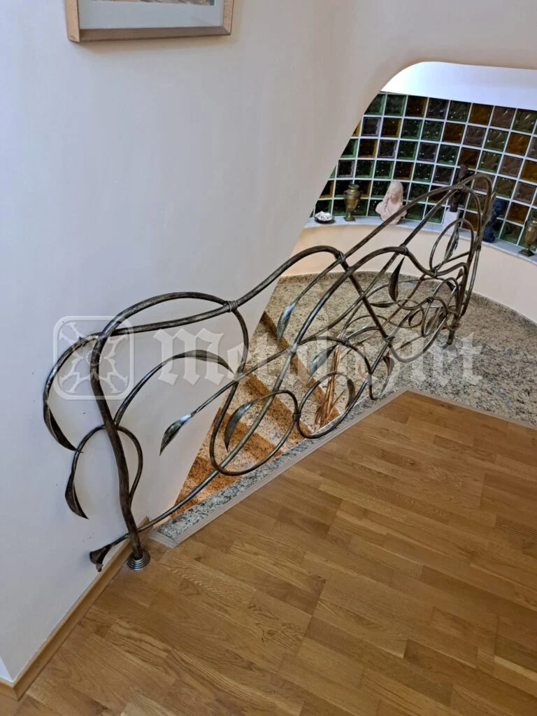 Balustrada de la etaj, curbată de-a lungul parchetului.