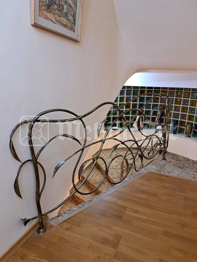 Același culoar, cu peretele de mozaic în fundal.