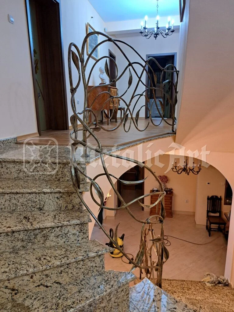 Balustrada podestului, văzută de-a lungul treptelor de granit.