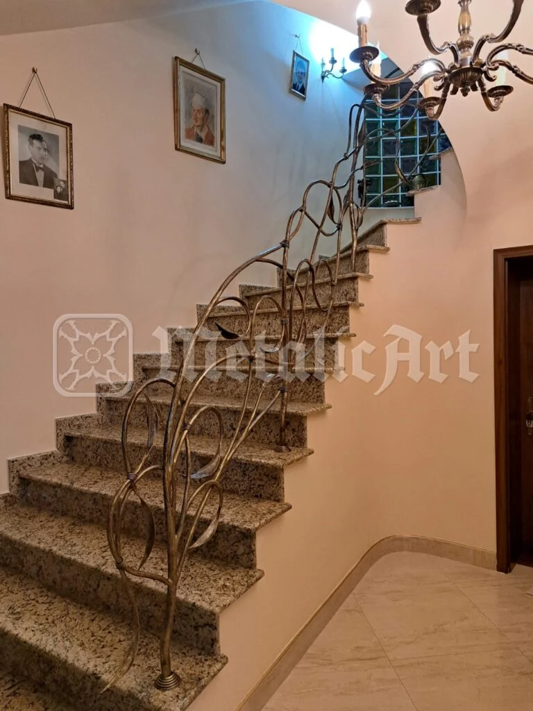 Rampa cu linii ca niște tulpini, pe treptele de granit, văzută din hol.