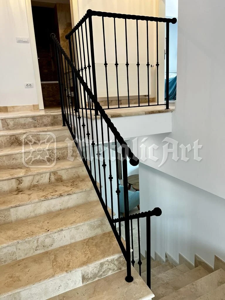 Rampa care urcă, deasupra treptelor de travertin.