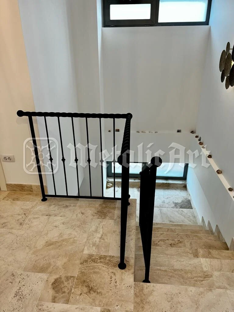 Balustrada podestului, văzută dinspre coridor.