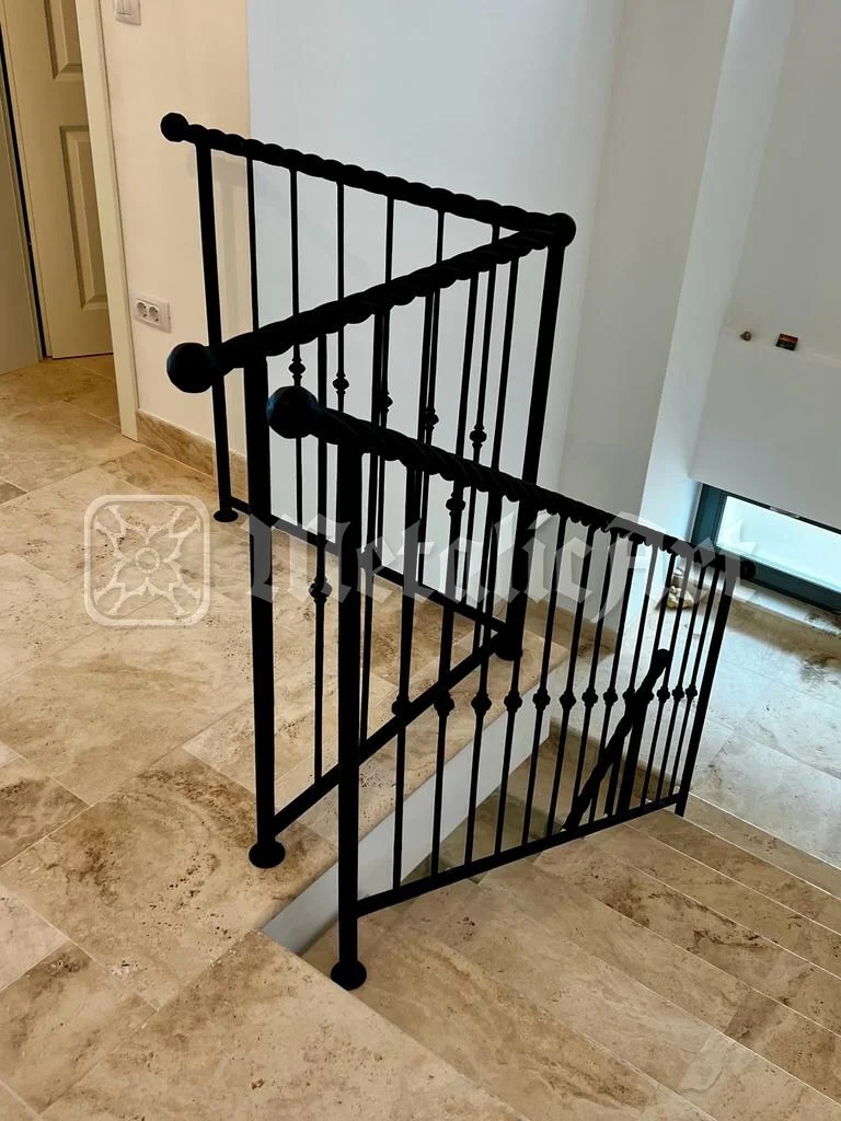 Cotul balustradei la podest, văzut de sus.