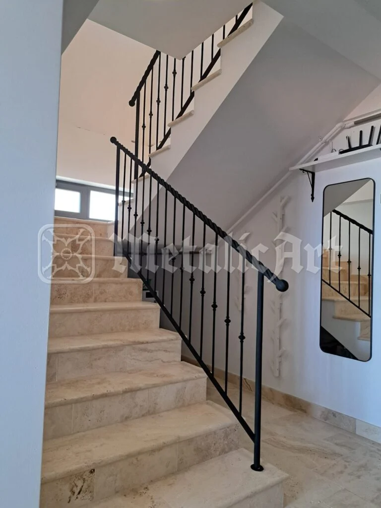 Rampa scării din hol, cu oglinda în dreapta.