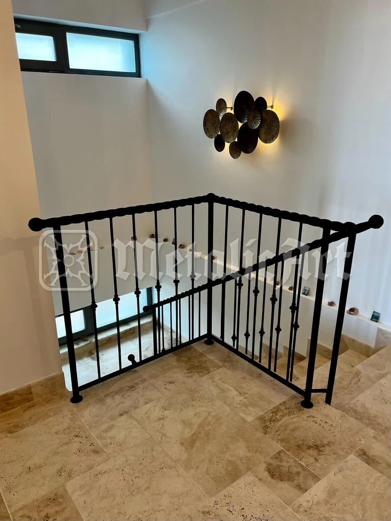Balustrada care înconjoară golul scării, la etaj.