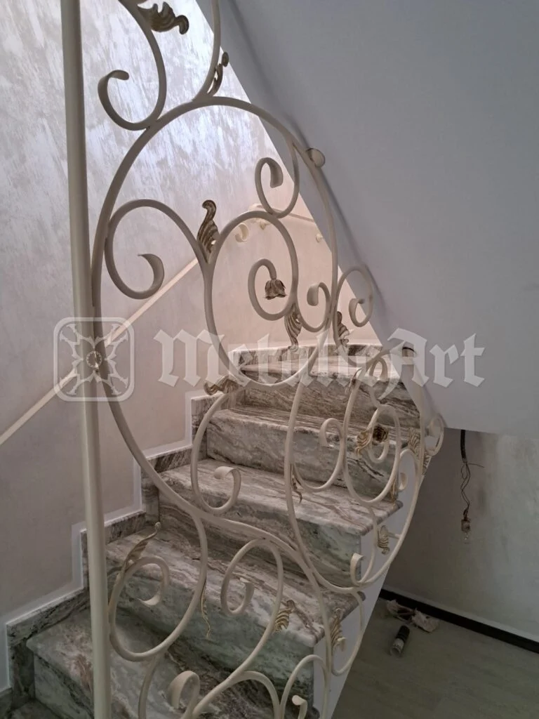 Rampa cu volute, deasupra treptelor de marmură, văzută din hol.