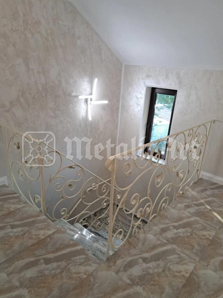 Golul scării văzut de sus, peste balustradă.