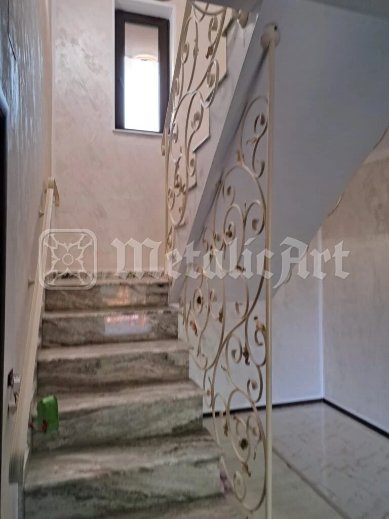 Rampa văzută din hol, cu fereastra în capăt.