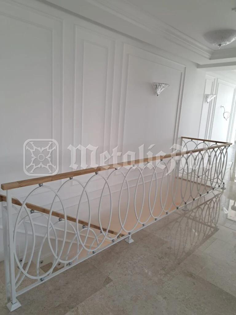 Aceeași balustradă pe toată lungimea, văzută dinspre capătul celălalt.