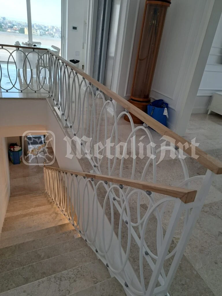 Scara și balustrada, văzute din camera de la etaj.