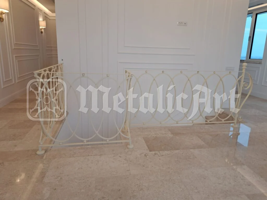 Tronsonul scund de balustradă, de-a lungul peretelui cu casete.