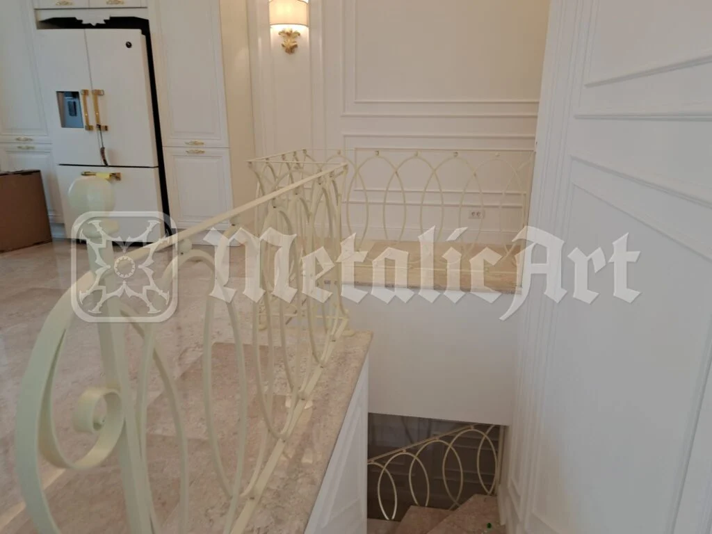 Balustrada de lângă bucătărie, cu treptele care coboară.
