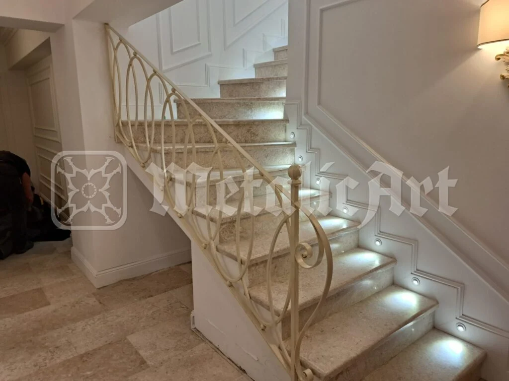 Rampa scării cu trepte luminate, văzută din hol.
