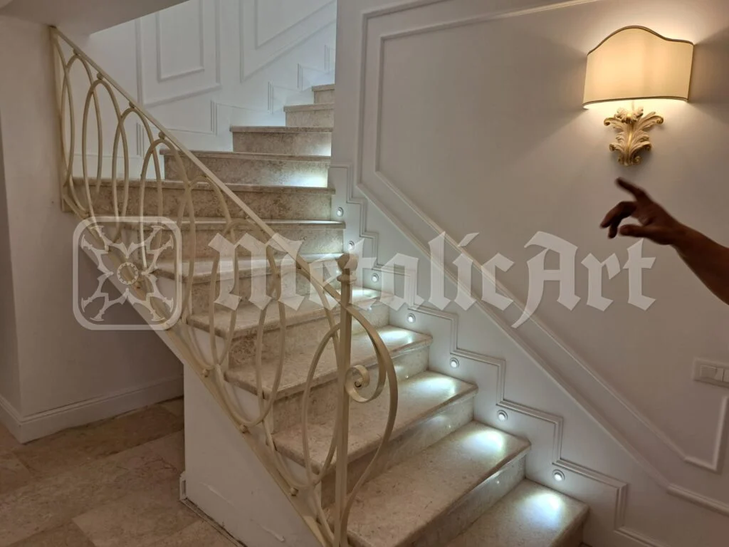 Rampa văzută de aproape, lângă aplica de perete.