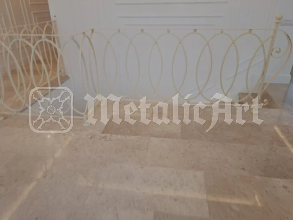 Cercurile balustradei, văzute razant de-a lungul pardoselii.