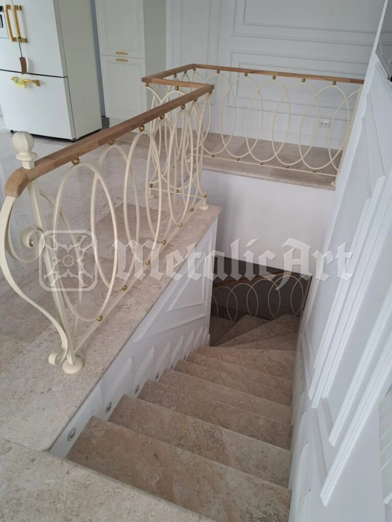 Balustrada din capul scării, cu treptele coborând spre bucătărie.