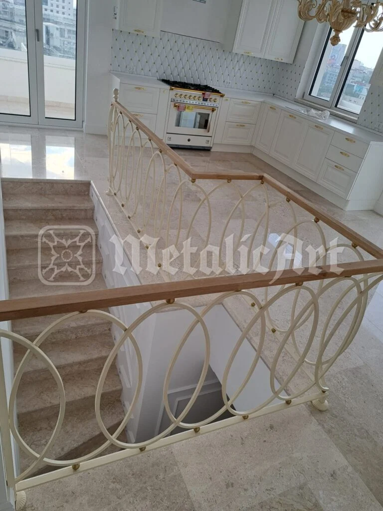 Balustrada văzută dinspre bucătărie, în lumina ferestrelor.