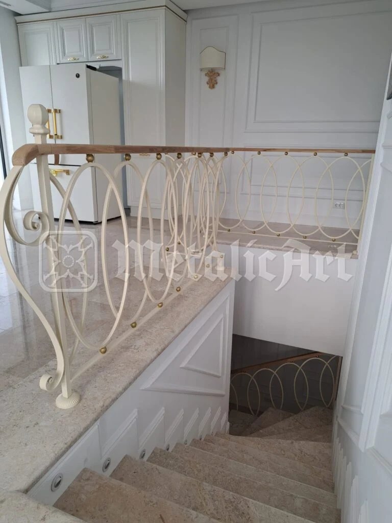 Voluta de la capătul balustradei, lângă treptele care coboară.