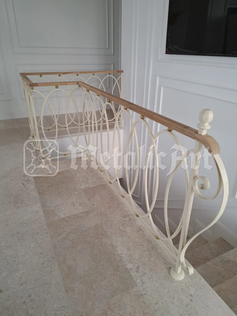 Rampa de pe palier, de-a lungul peretelui cu casete.