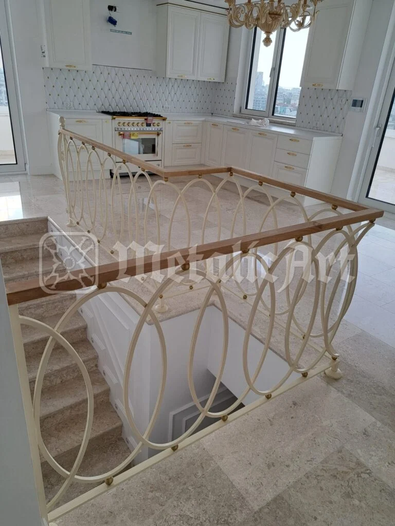 Balustrada din fața bucătăriei, sub candelabru.