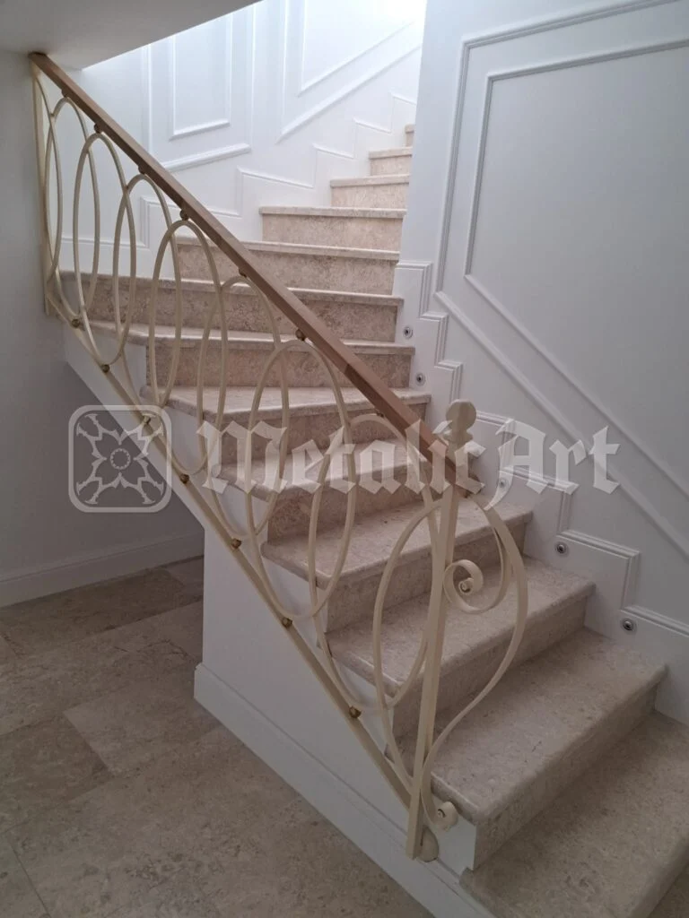 Rampa scării văzută din hol, pe lângă peretele cu casete.