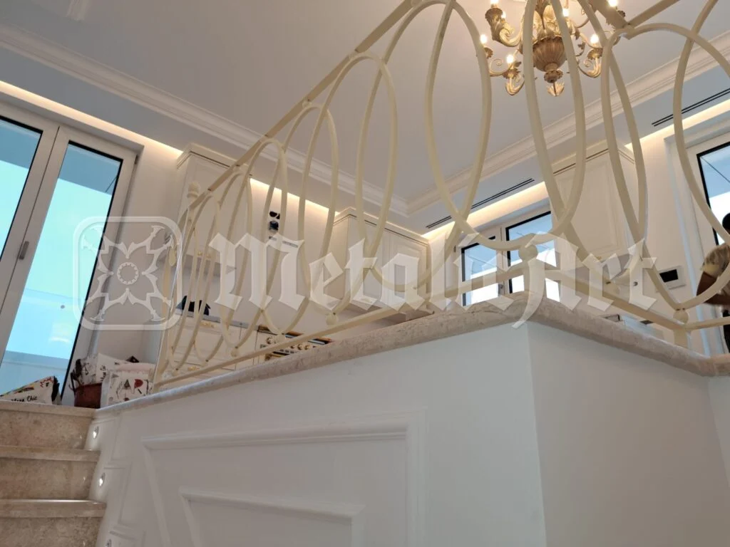 Cercurile balustradei văzute de jos, pe fundalul tavanului.