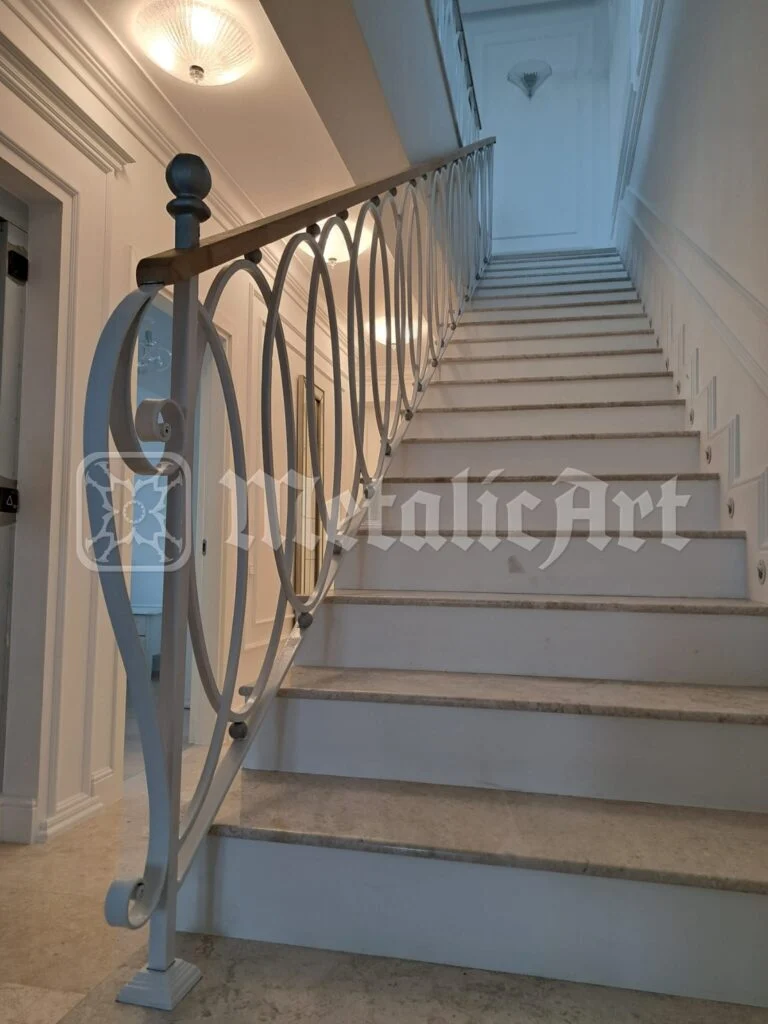 Rampa văzută de jos, cu voluta stâlpului de pornire.