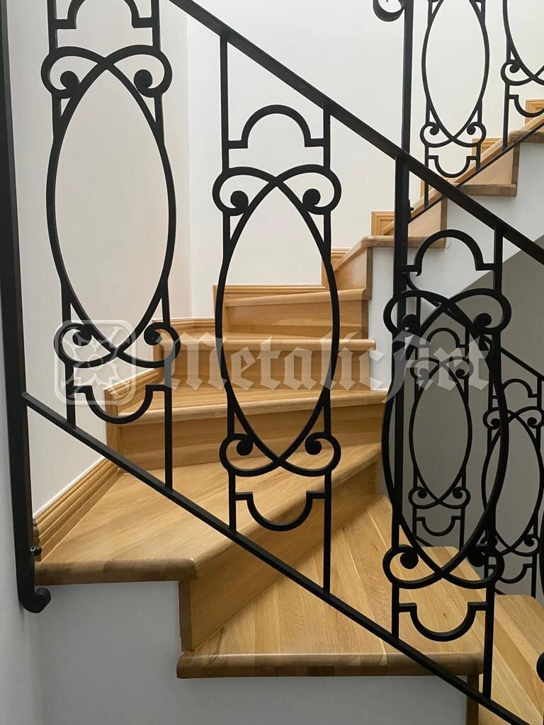 Balustradă interioară din fier forjat, cu ovale, pe scară de lemn