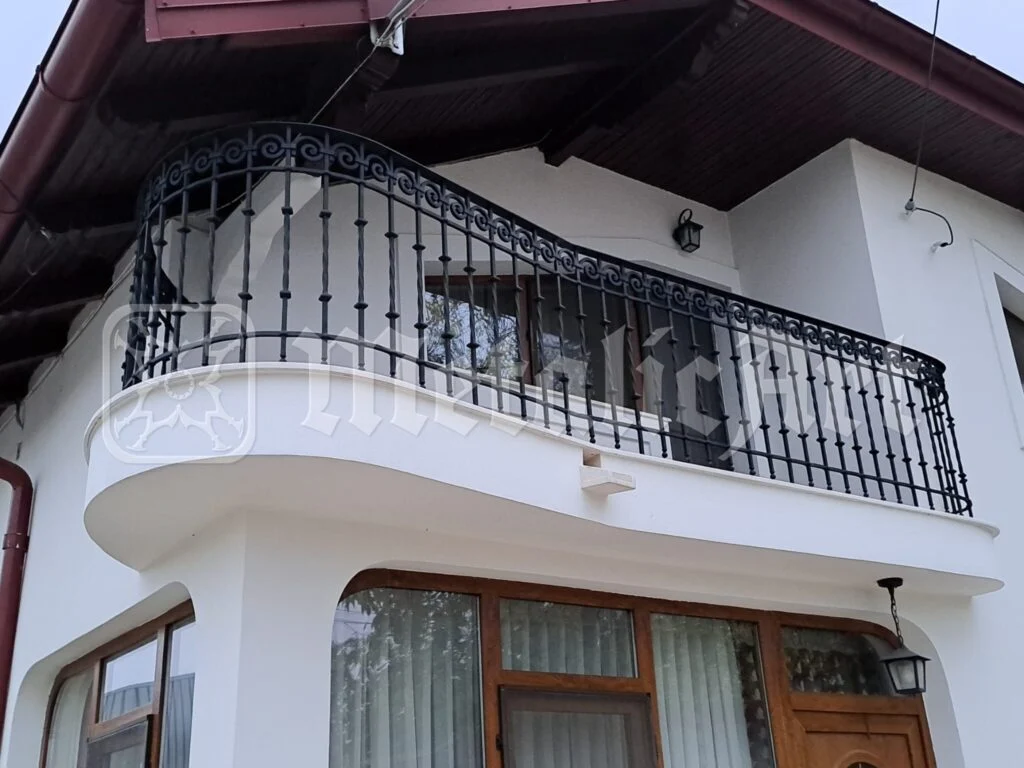 Balconul întreg, cu balustrada urmând curba fațadei.