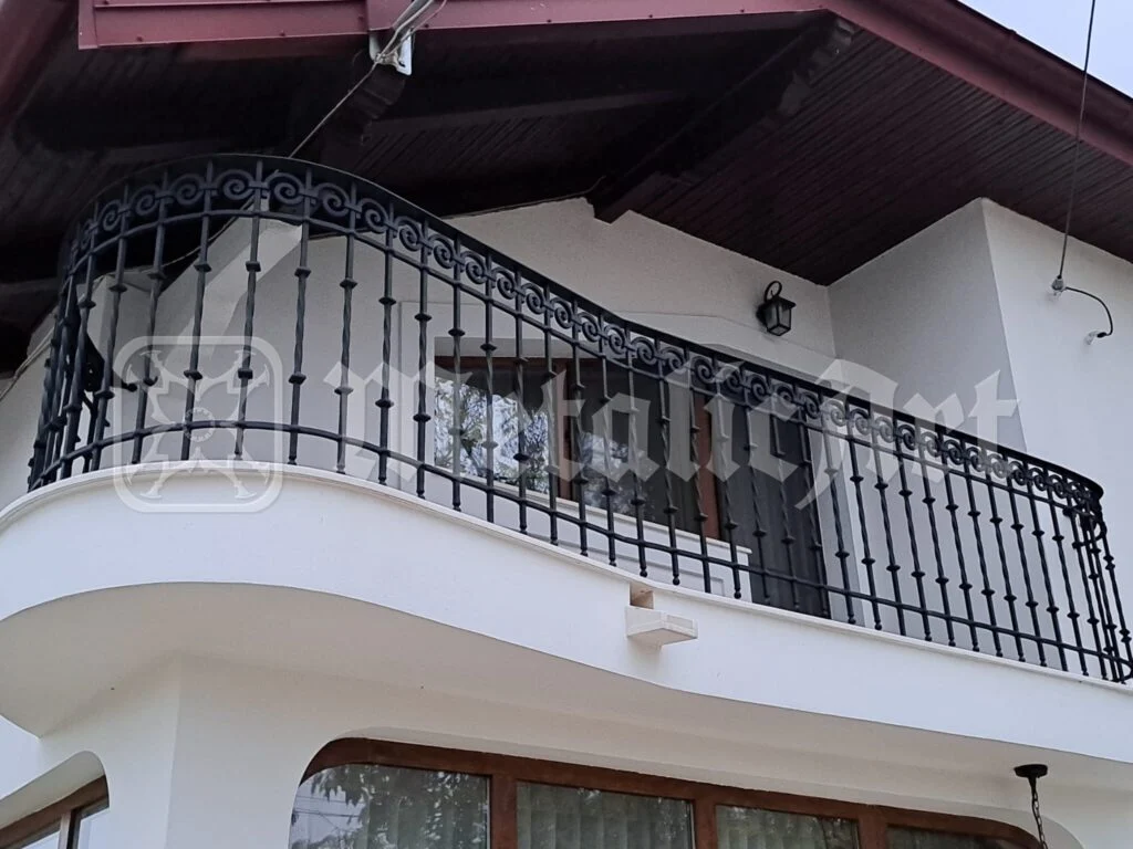 Balustrada balconului curbat, văzută din curte.