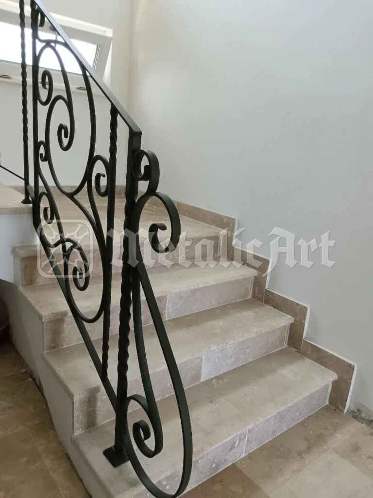 Rampa de jos văzută din lateral, deasupra treptelor de travertin.
