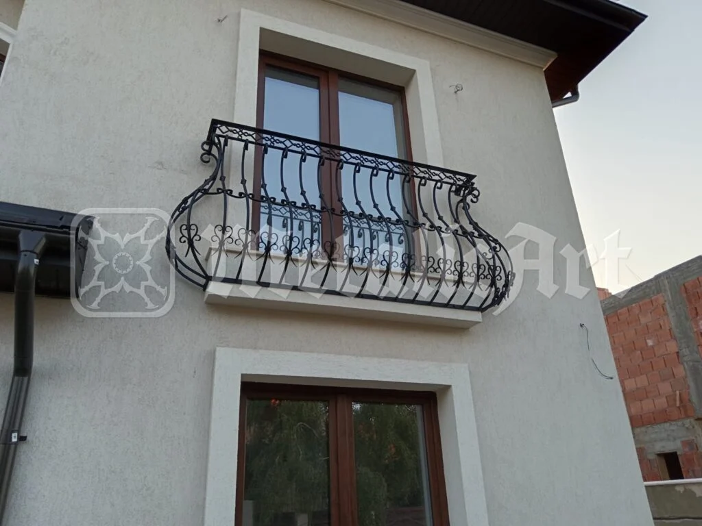 Balconul și fereastra, văzute de la distanță.
