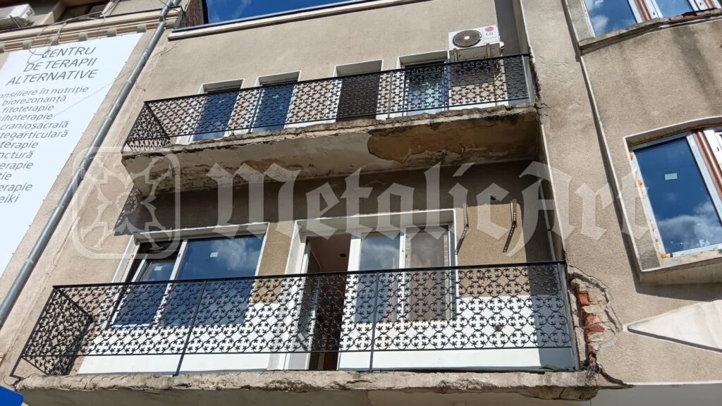 Balustradă de balcon cu panouri din fier forjat