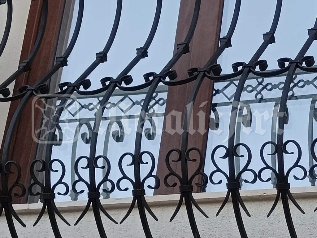 Barele și volutele balustradei, văzute de jos.