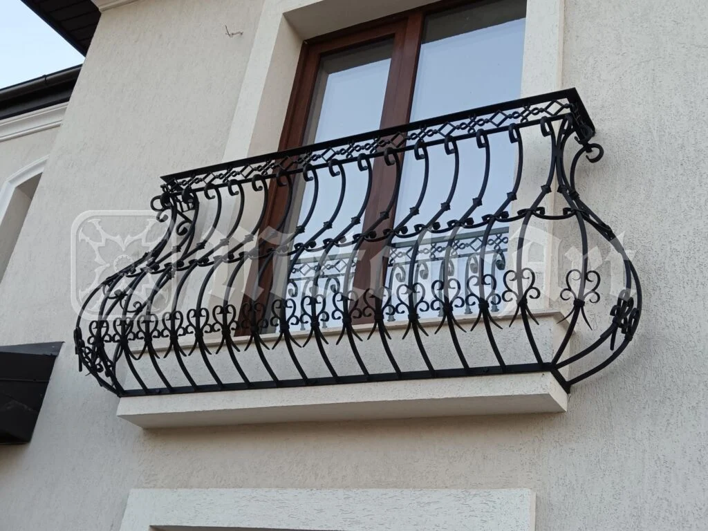Balustrada balconului curbat, văzută dinspre stradă.
