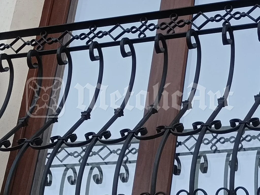 Partea de sus a balustradei, cu împletitura de pe rama superioară.