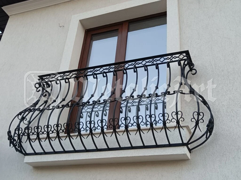 Balconul văzut din față, cu fereastra de lemn în spate.