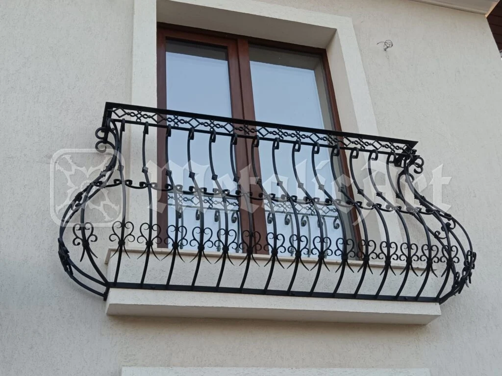 Balustrada văzută dintr-o parte, cu curba ei plină.