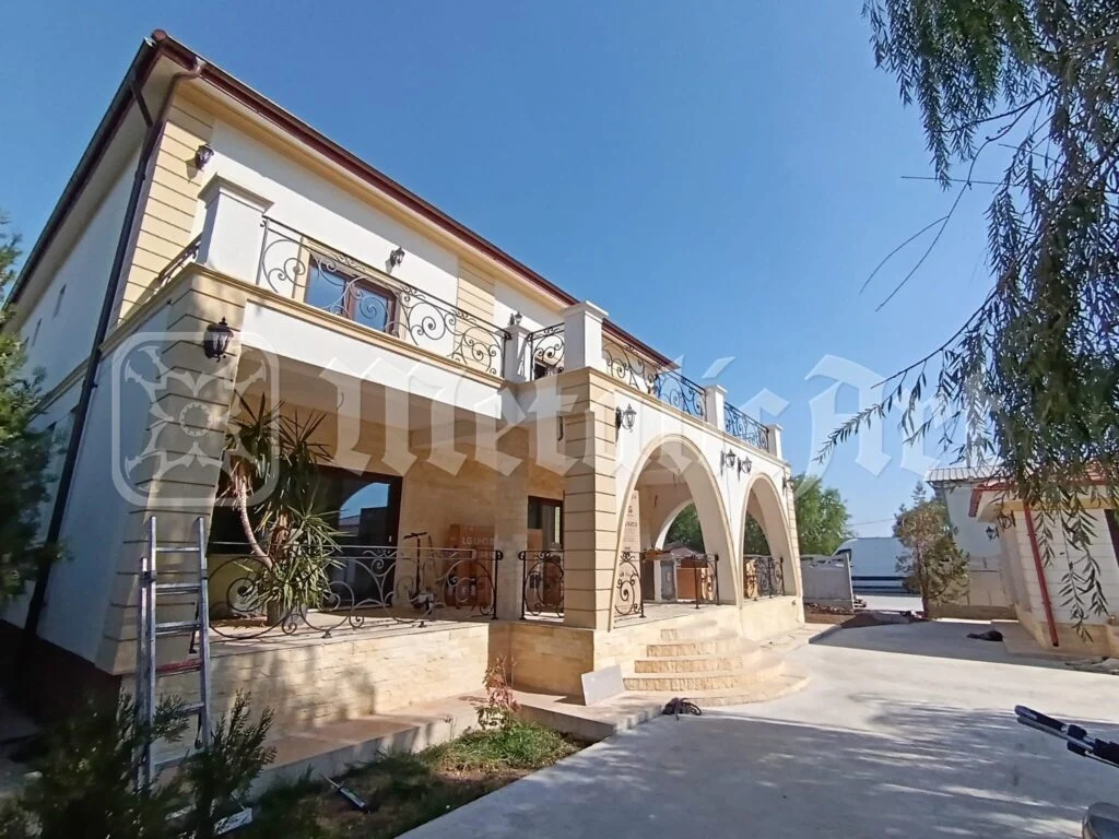 Casa întreagă, cu balustradele teraselor și arcadele de dedesubt.