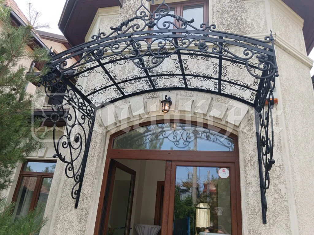 Copertina văzută de dedesubt, cu arcul și volutele ei.