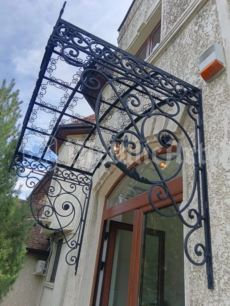 Capătul copertinei, cu volutele consolei, pe fundalul cerului.