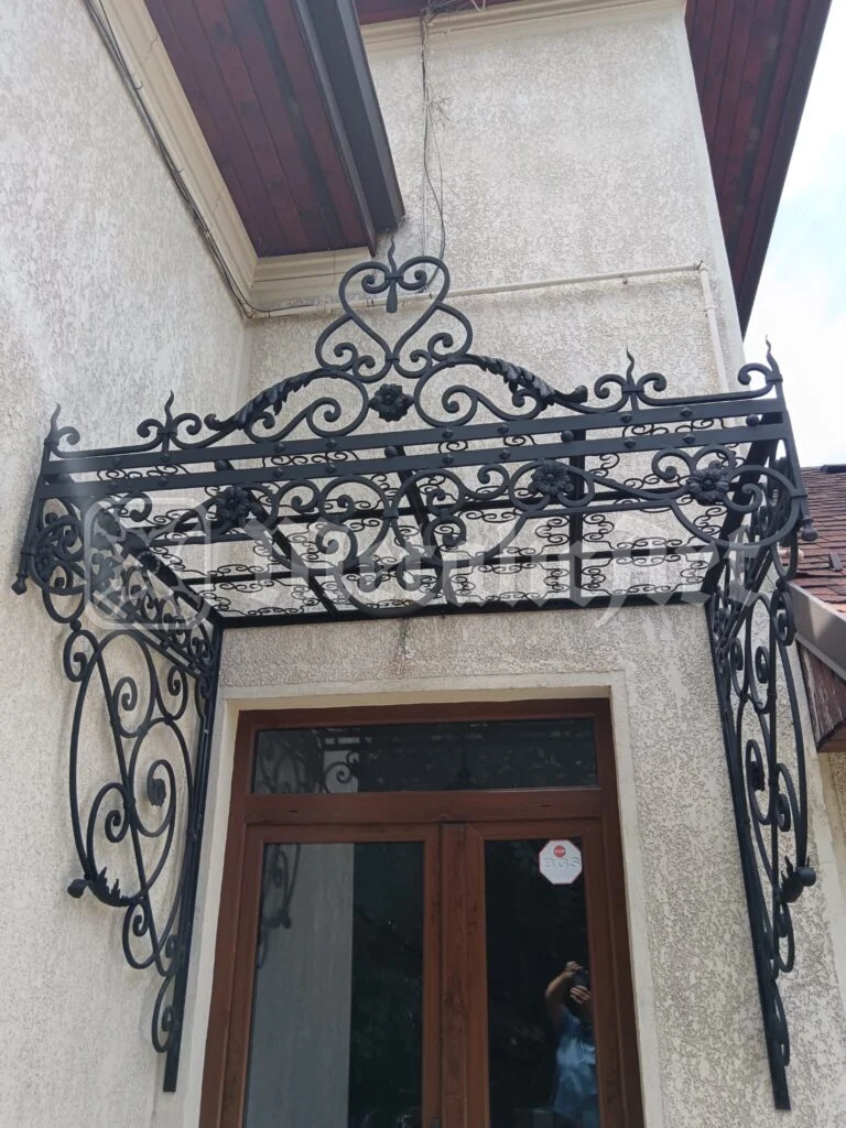 Copertina văzută de jos, cu ornamentul de pe coamă.